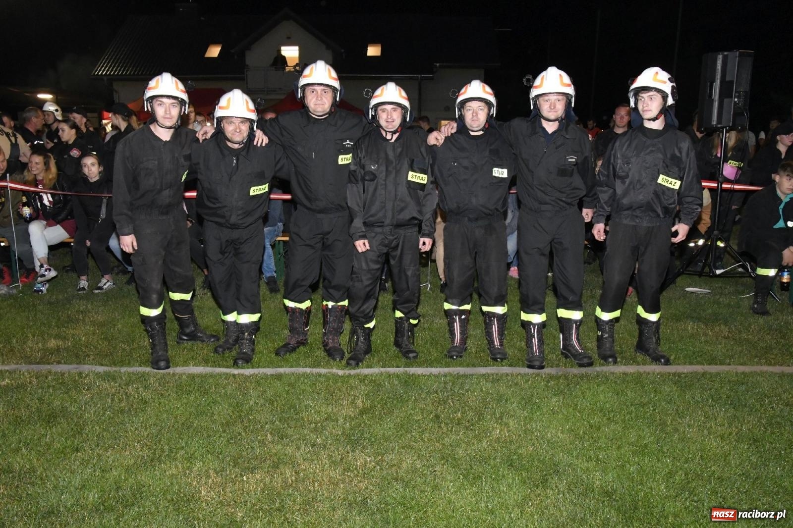 Zdjęcie w galerii na portalu naszraciborz.pl: Nocne strażackie show w Bolesławiu. Sztuczne ognie i rywalizacja w ćwiczeniu bojowym [FOTO i WIDEO] wiadomości z regionu