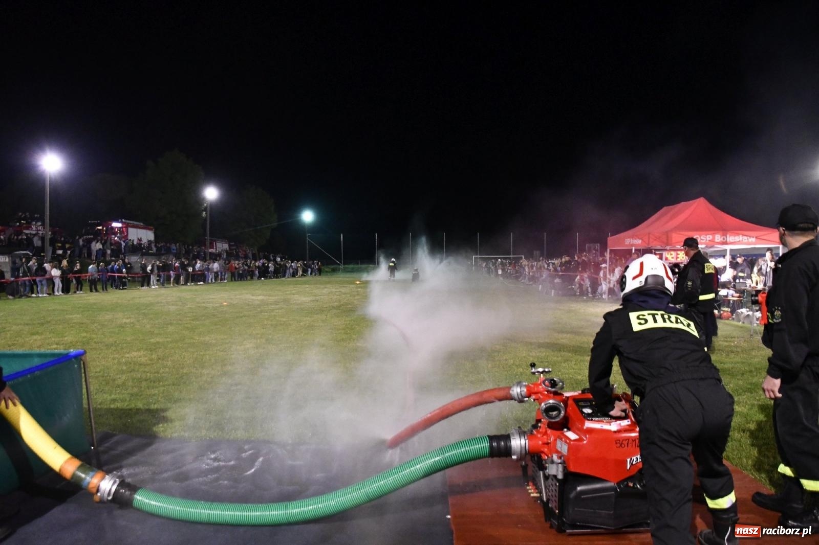 Zdjęcie w galerii na portalu naszraciborz.pl: Nocne strażackie show w Bolesławiu. Sztuczne ognie i rywalizacja w ćwiczeniu bojowym [FOTO i WIDEO] wiadomości z regionu