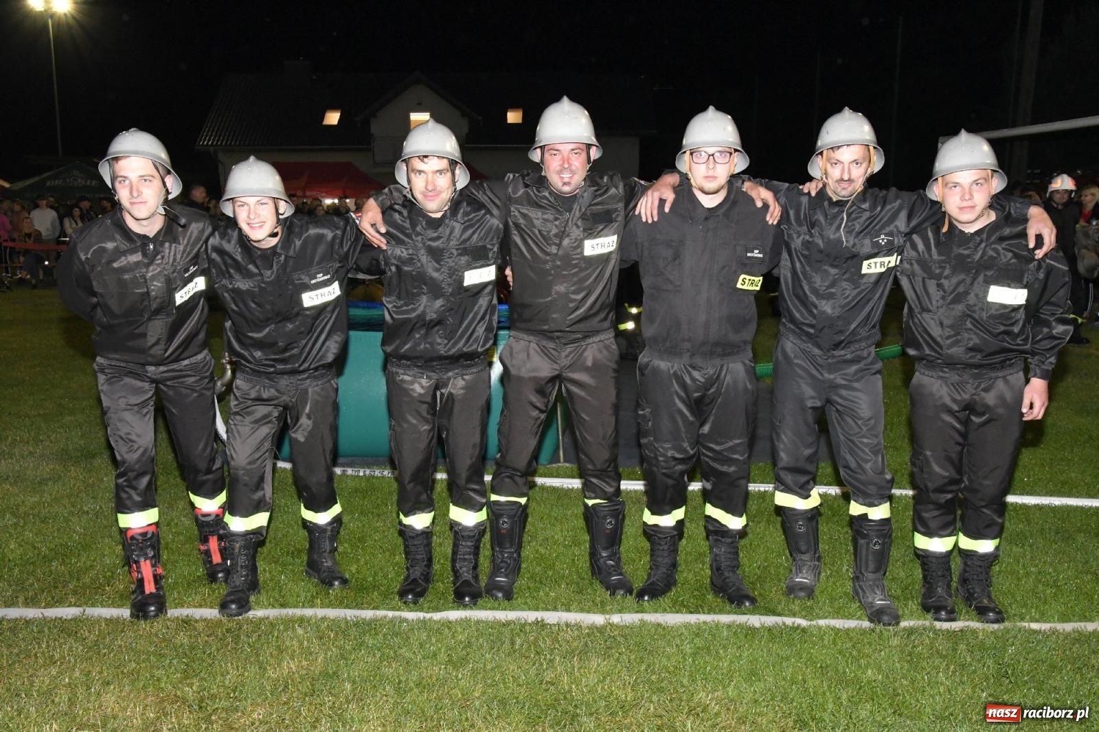 Zdjęcie w galerii na portalu naszraciborz.pl: Nocne strażackie show w Bolesławiu. Sztuczne ognie i rywalizacja w ćwiczeniu bojowym [FOTO i WIDEO] wiadomości z regionu