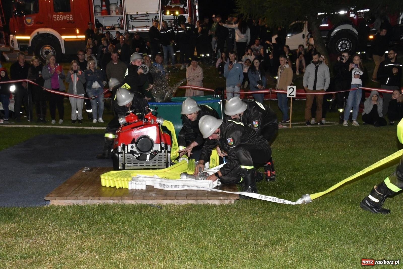 Zdjęcie w galerii na portalu naszraciborz.pl: Nocne strażackie show w Bolesławiu. Sztuczne ognie i rywalizacja w ćwiczeniu bojowym [FOTO i WIDEO] wiadomości z regionu