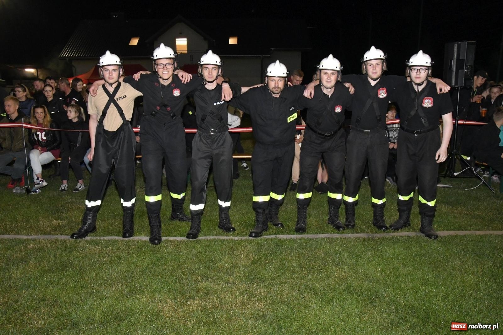 Zdjęcie w galerii na portalu naszraciborz.pl: Nocne strażackie show w Bolesławiu. Sztuczne ognie i rywalizacja w ćwiczeniu bojowym [FOTO i WIDEO] wiadomości z regionu