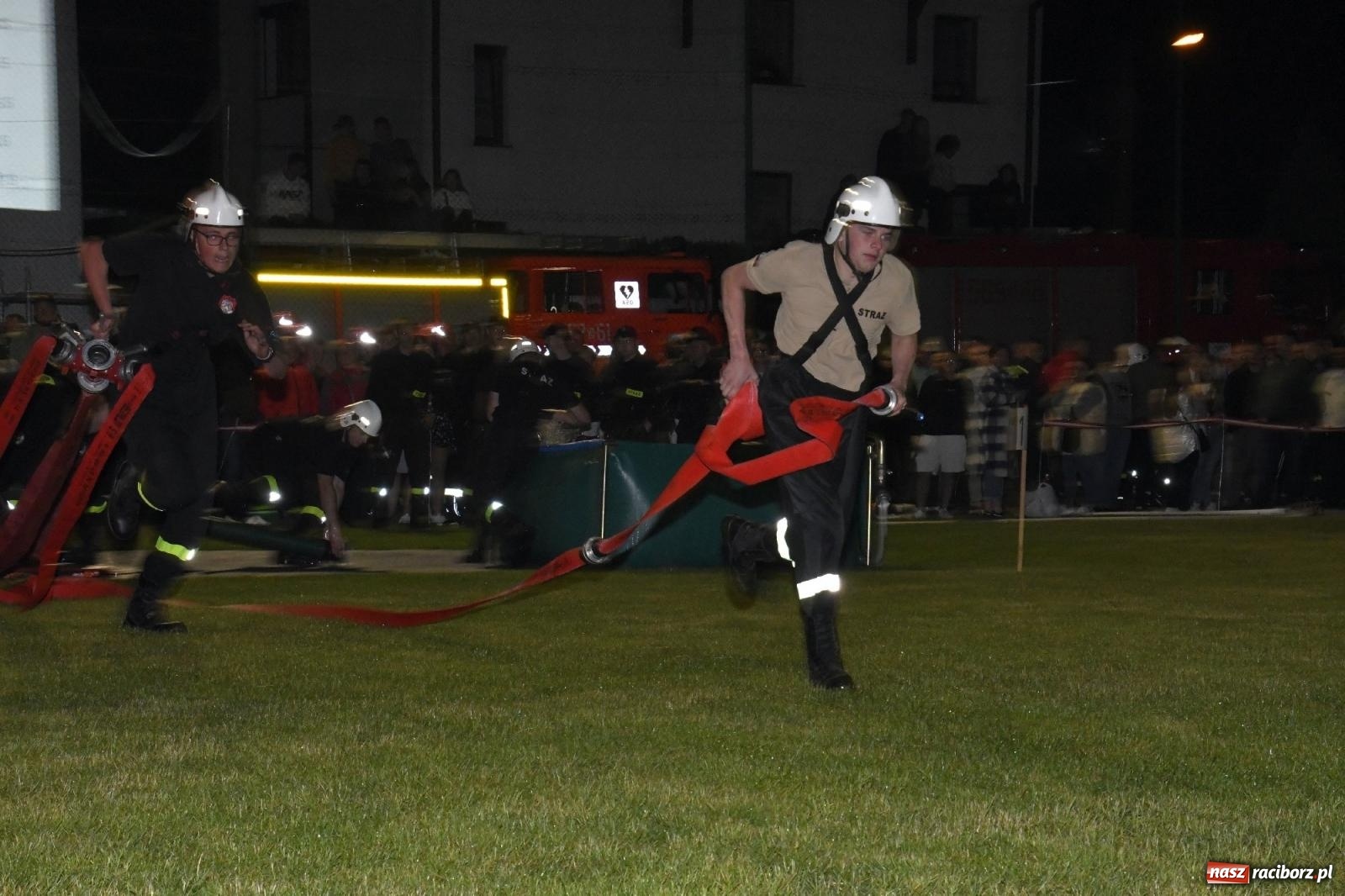 Zdjęcie w galerii na portalu naszraciborz.pl: Nocne strażackie show w Bolesławiu. Sztuczne ognie i rywalizacja w ćwiczeniu bojowym [FOTO i WIDEO] wiadomości z regionu