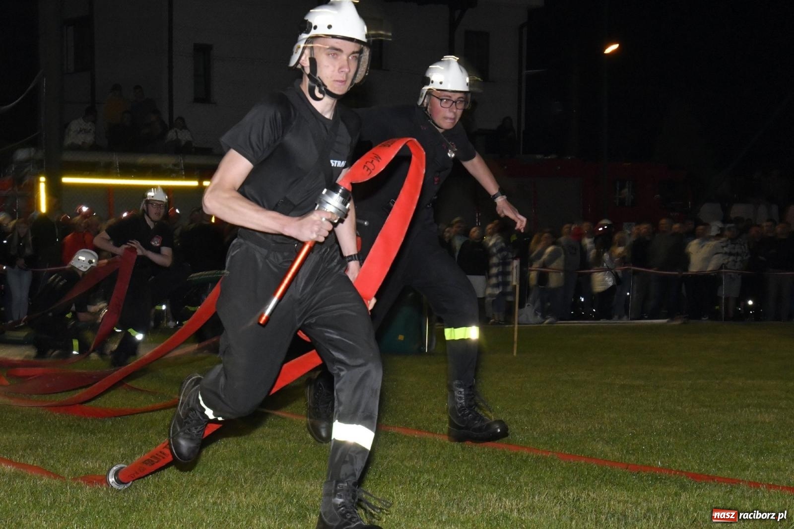 Zdjęcie w galerii na portalu naszraciborz.pl: Nocne strażackie show w Bolesławiu. Sztuczne ognie i rywalizacja w ćwiczeniu bojowym [FOTO i WIDEO] wiadomości z regionu