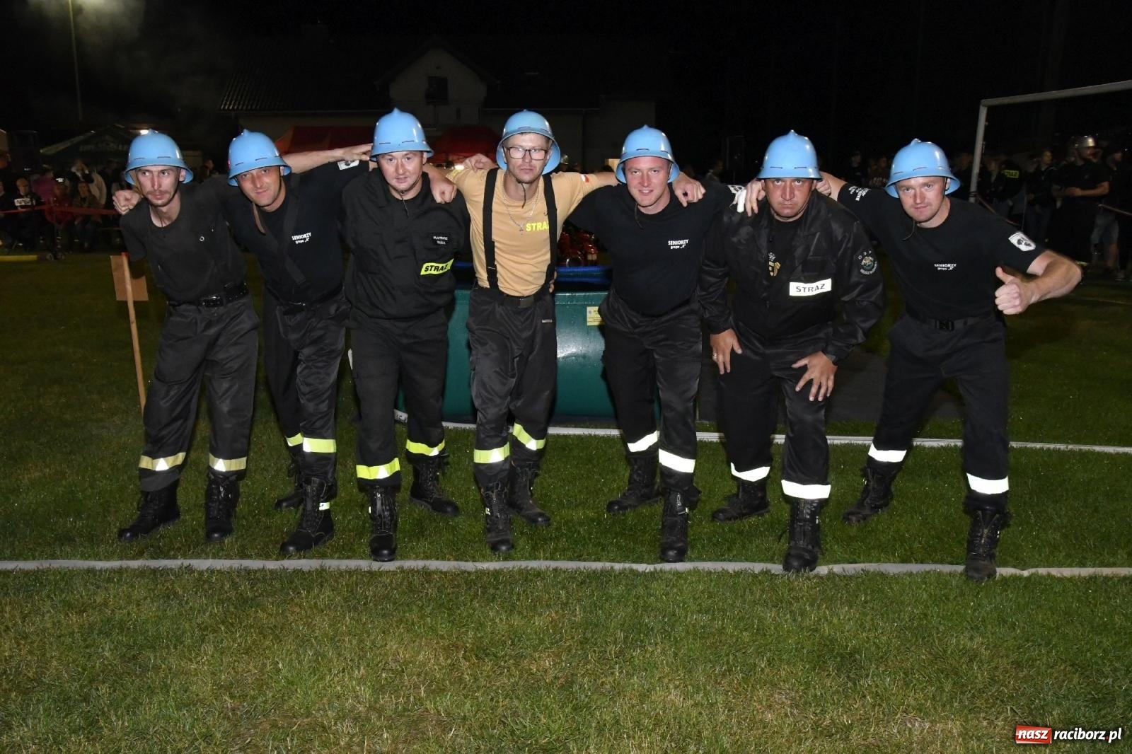 Zdjęcie w galerii na portalu naszraciborz.pl: Nocne strażackie show w Bolesławiu. Sztuczne ognie i rywalizacja w ćwiczeniu bojowym [FOTO i WIDEO] wiadomości z regionu