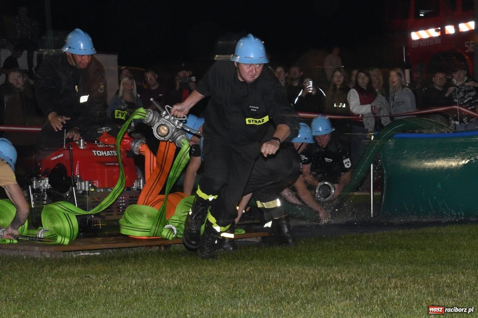 Zdjęcie w galerii na portalu naszraciborz.pl: Nocne strażackie show w Bolesławiu. Sztuczne ognie i rywalizacja w ćwiczeniu bojowym [FOTO i WIDEO] wiadomości z regionu