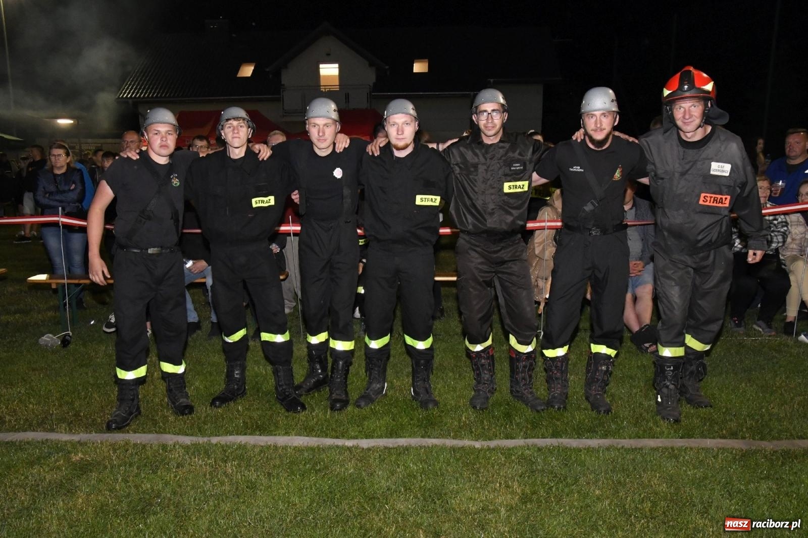 Zdjęcie w galerii na portalu naszraciborz.pl: Nocne strażackie show w Bolesławiu. Sztuczne ognie i rywalizacja w ćwiczeniu bojowym [FOTO i WIDEO] wiadomości z regionu
