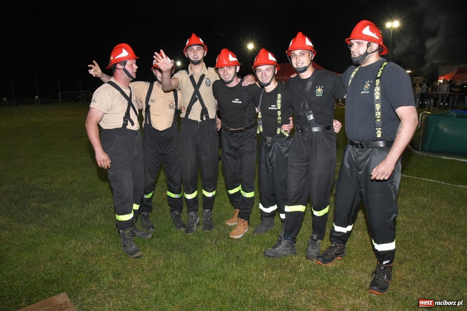 Zdjęcie w galerii na portalu naszraciborz.pl: Nocne strażackie show w Bolesławiu. Sztuczne ognie i rywalizacja w ćwiczeniu bojowym [FOTO i WIDEO] wiadomości z regionu