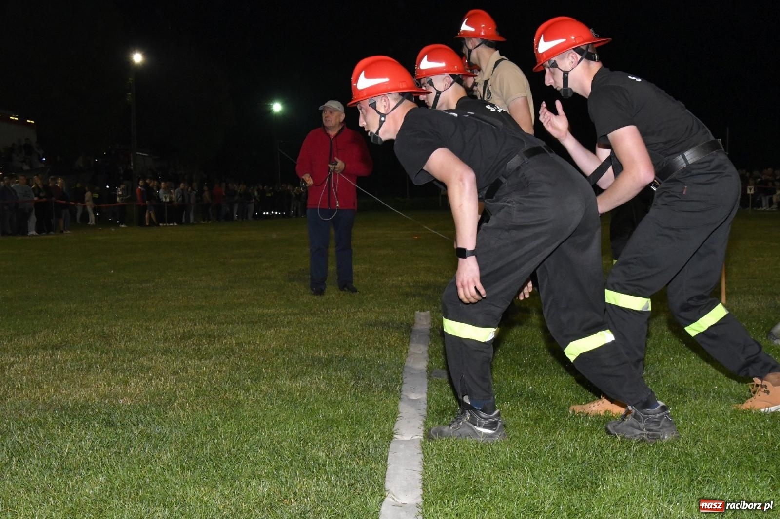 Zdjęcie w galerii na portalu naszraciborz.pl: Nocne strażackie show w Bolesławiu. Sztuczne ognie i rywalizacja w ćwiczeniu bojowym [FOTO i WIDEO] wiadomości z regionu