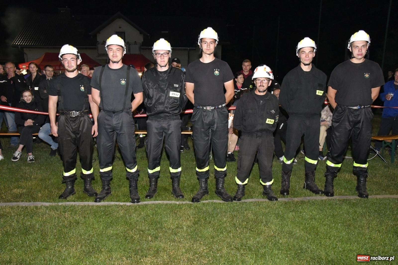 Zdjęcie w galerii na portalu naszraciborz.pl: Nocne strażackie show w Bolesławiu. Sztuczne ognie i rywalizacja w ćwiczeniu bojowym [FOTO i WIDEO] wiadomości z regionu