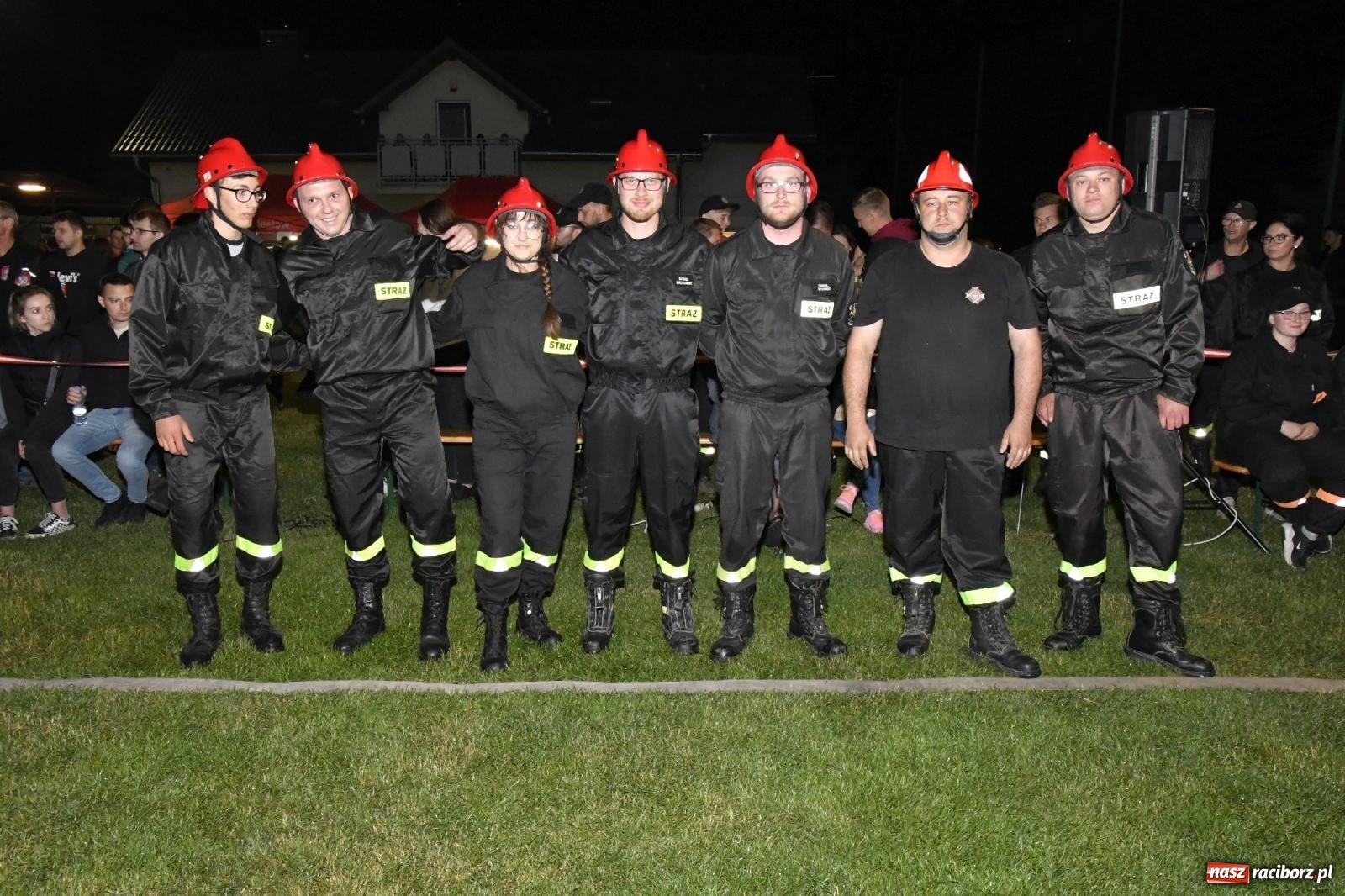 Zdjęcie w galerii na portalu naszraciborz.pl: Nocne strażackie show w Bolesławiu. Sztuczne ognie i rywalizacja w ćwiczeniu bojowym [FOTO i WIDEO] wiadomości z regionu