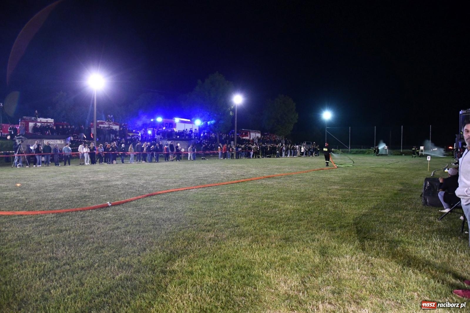 Zdjęcie w galerii na portalu naszraciborz.pl: Nocne strażackie show w Bolesławiu. Sztuczne ognie i rywalizacja w ćwiczeniu bojowym [FOTO i WIDEO] wiadomości z regionu