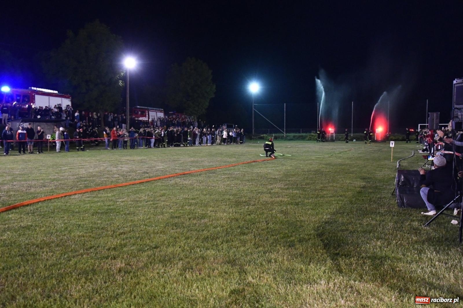 Zdjęcie w galerii na portalu naszraciborz.pl: Nocne strażackie show w Bolesławiu. Sztuczne ognie i rywalizacja w ćwiczeniu bojowym [FOTO i WIDEO] wiadomości z regionu