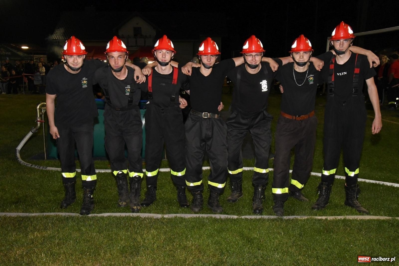 Zdjęcie w galerii na portalu naszraciborz.pl: Nocne strażackie show w Bolesławiu. Sztuczne ognie i rywalizacja w ćwiczeniu bojowym [FOTO i WIDEO] wiadomości z regionu