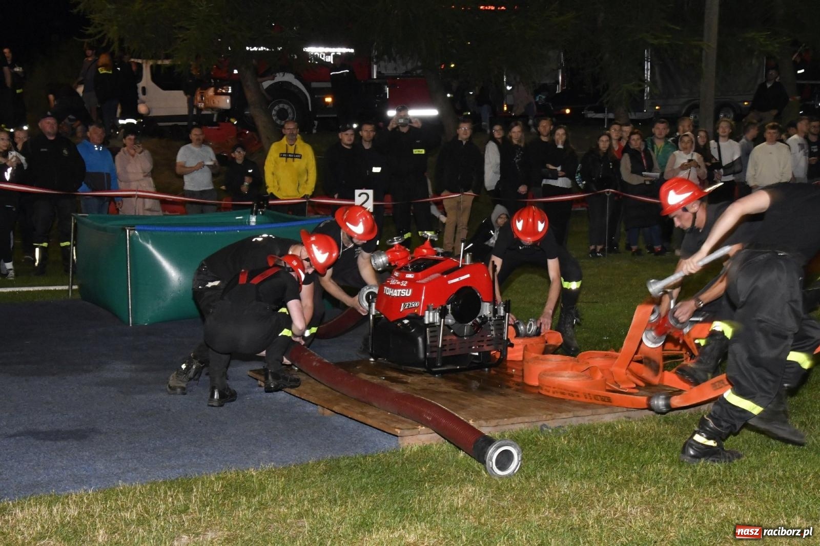 Zdjęcie w galerii na portalu naszraciborz.pl: Nocne strażackie show w Bolesławiu. Sztuczne ognie i rywalizacja w ćwiczeniu bojowym [FOTO i WIDEO] wiadomości z regionu