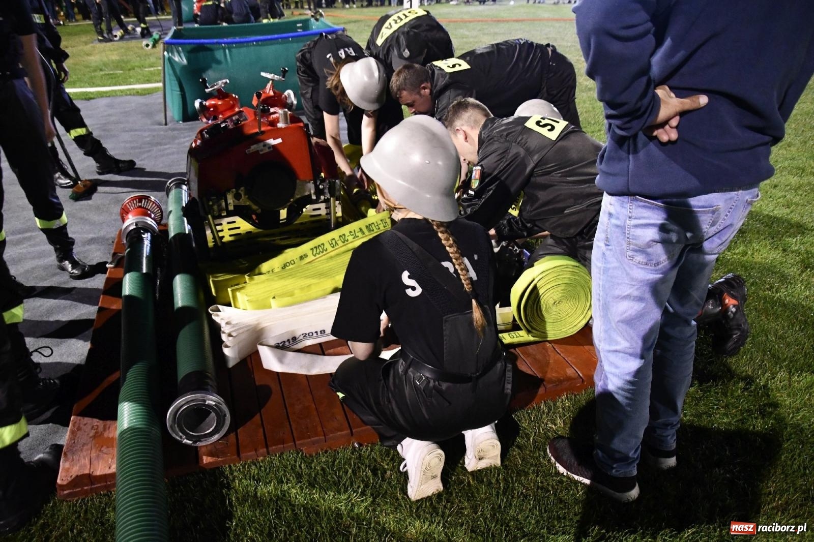Zdjęcie w galerii na portalu naszraciborz.pl: Nocne strażackie show w Bolesławiu. Sztuczne ognie i rywalizacja w ćwiczeniu bojowym [FOTO i WIDEO] wiadomości z regionu