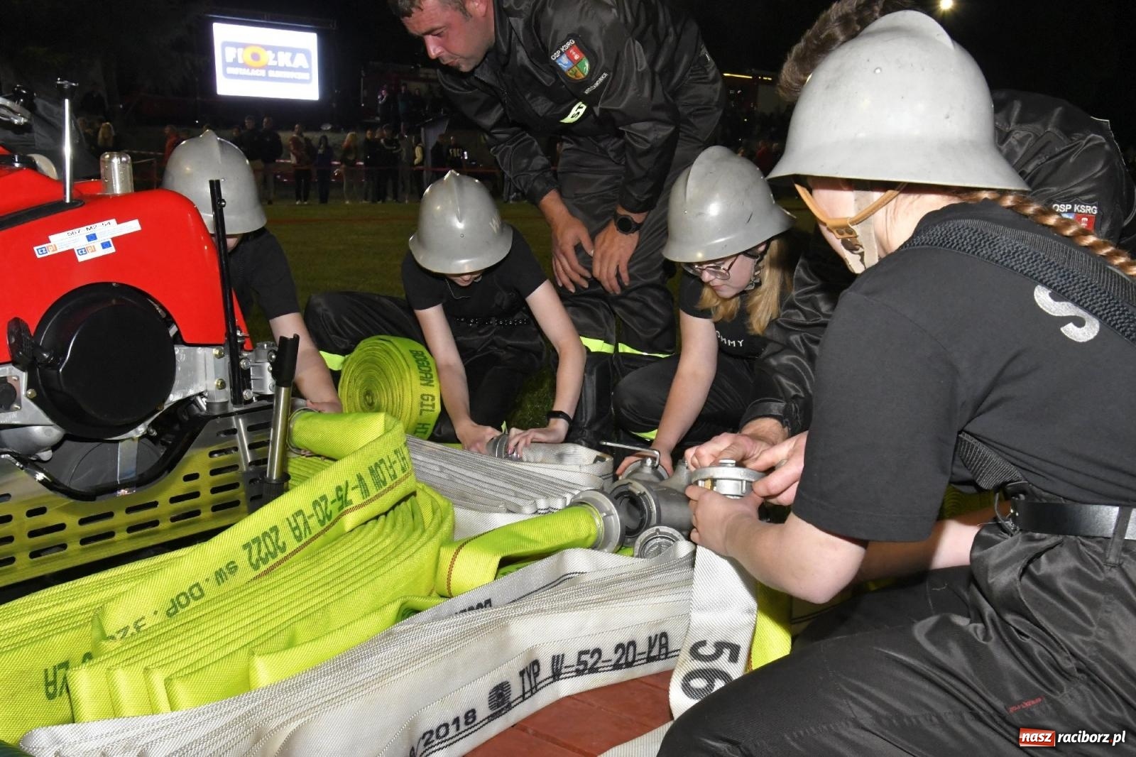 Zdjęcie w galerii na portalu naszraciborz.pl: Nocne strażackie show w Bolesławiu. Sztuczne ognie i rywalizacja w ćwiczeniu bojowym [FOTO i WIDEO] wiadomości z regionu