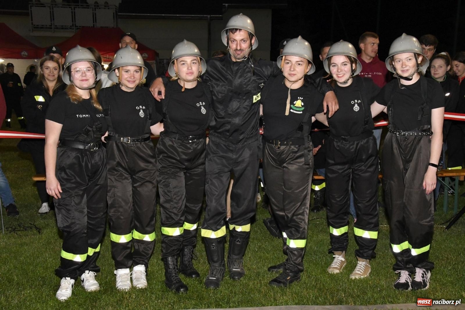Zdjęcie w galerii na portalu naszraciborz.pl: Nocne strażackie show w Bolesławiu. Sztuczne ognie i rywalizacja w ćwiczeniu bojowym [FOTO i WIDEO] wiadomości z regionu
