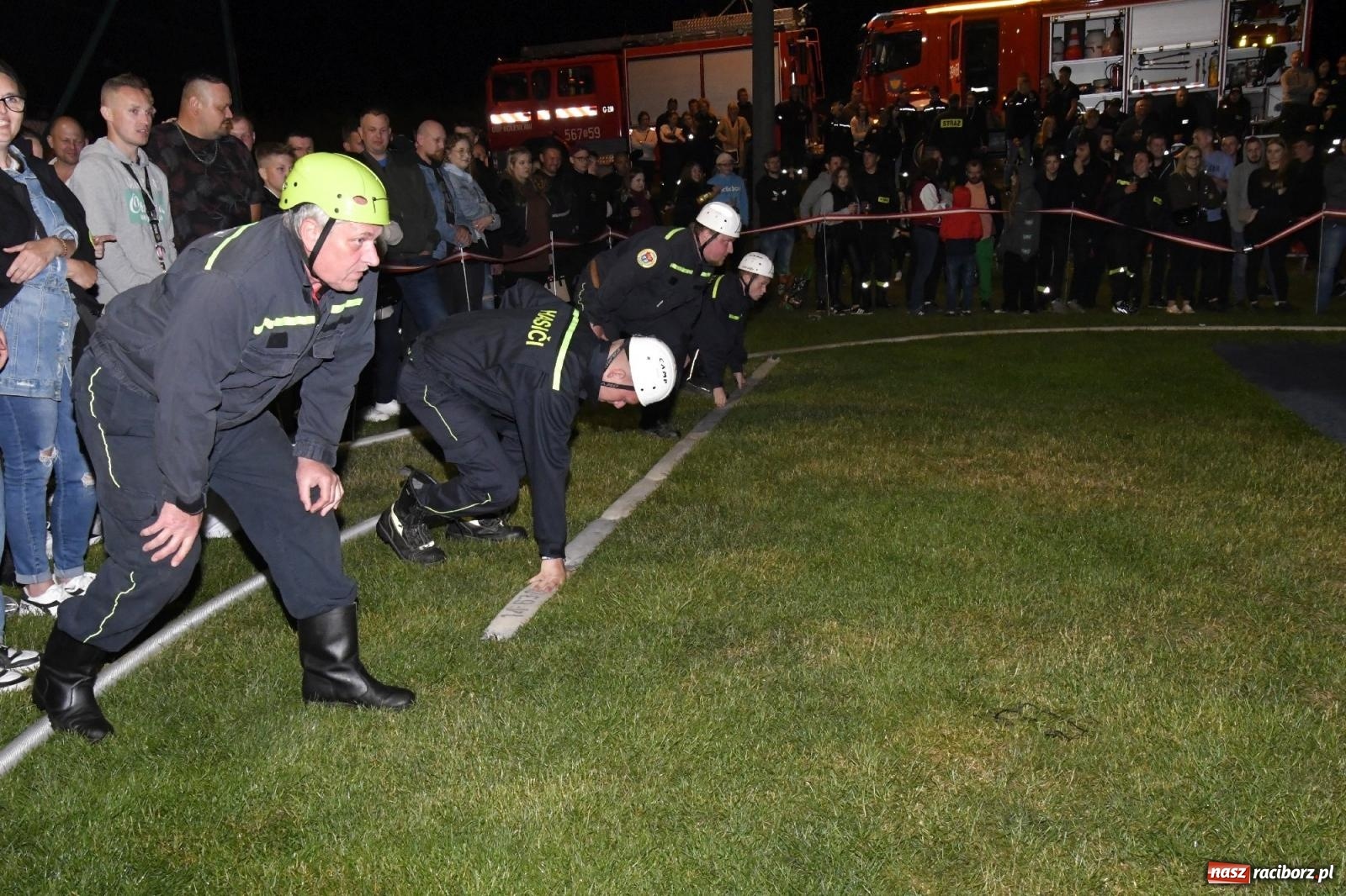 Zdjęcie w galerii na portalu naszraciborz.pl: Nocne strażackie show w Bolesławiu. Sztuczne ognie i rywalizacja w ćwiczeniu bojowym [FOTO i WIDEO] wiadomości z regionu