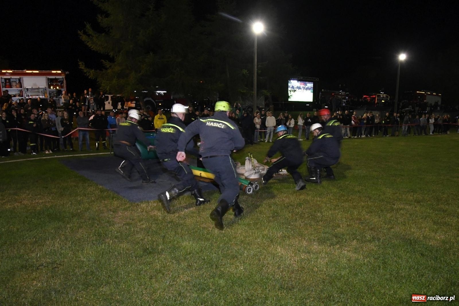 Zdjęcie w galerii na portalu naszraciborz.pl: Nocne strażackie show w Bolesławiu. Sztuczne ognie i rywalizacja w ćwiczeniu bojowym [FOTO i WIDEO] wiadomości z regionu