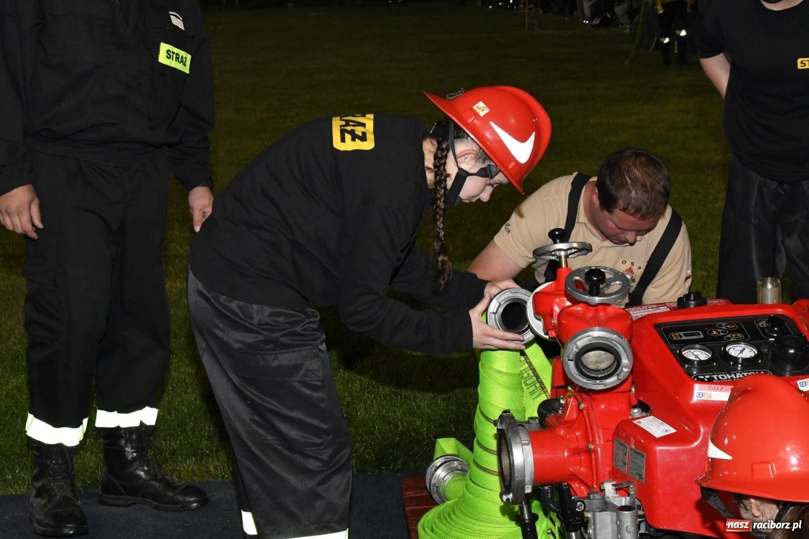 Zdjęcie w galerii na portalu naszraciborz.pl: Nocne strażackie show w Bolesławiu. Sztuczne ognie i rywalizacja w ćwiczeniu bojowym [FOTO i WIDEO] wiadomości z regionu