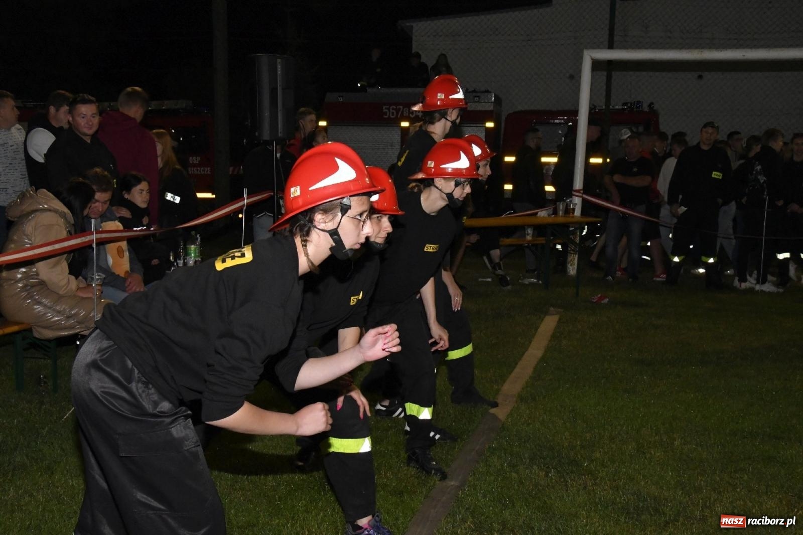 Zdjęcie w galerii na portalu naszraciborz.pl: Nocne strażackie show w Bolesławiu. Sztuczne ognie i rywalizacja w ćwiczeniu bojowym [FOTO i WIDEO] wiadomości z regionu