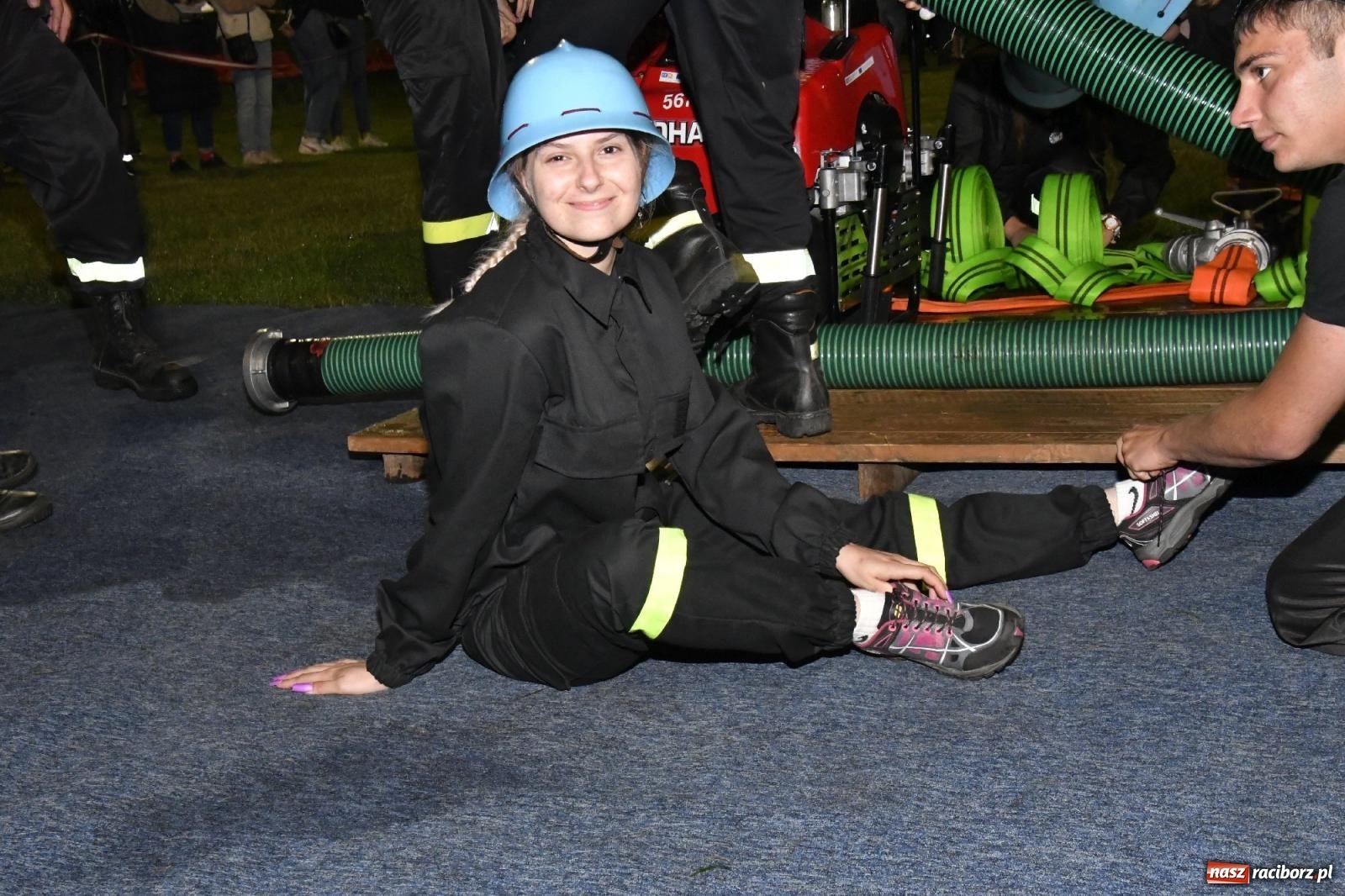 Zdjęcie w galerii na portalu naszraciborz.pl: Nocne strażackie show w Bolesławiu. Sztuczne ognie i rywalizacja w ćwiczeniu bojowym [FOTO i WIDEO] wiadomości z regionu