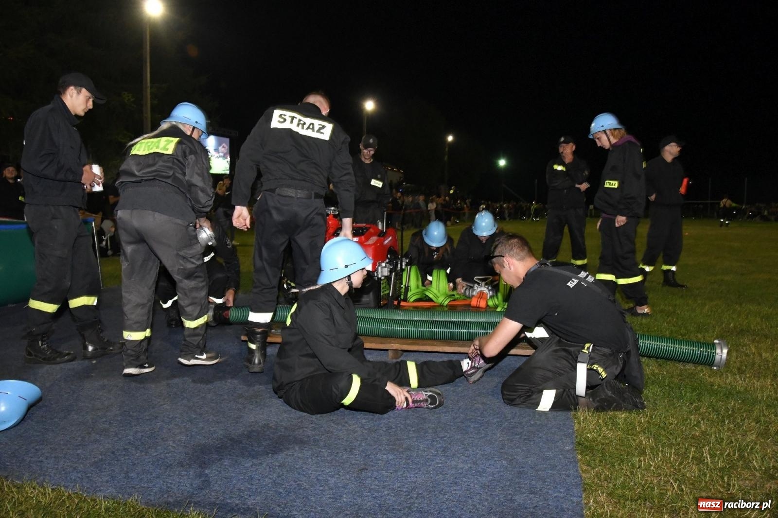 Zdjęcie w galerii na portalu naszraciborz.pl: Nocne strażackie show w Bolesławiu. Sztuczne ognie i rywalizacja w ćwiczeniu bojowym [FOTO i WIDEO] wiadomości z regionu