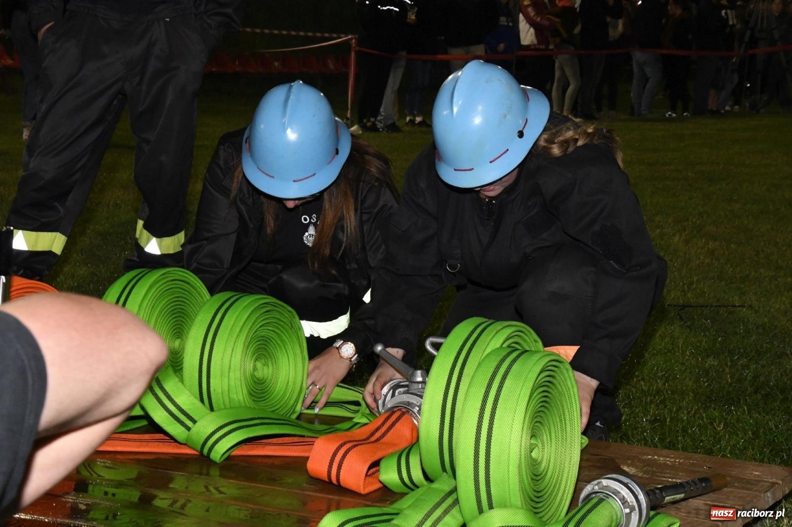 Zdjęcie w galerii na portalu naszraciborz.pl: Nocne strażackie show w Bolesławiu. Sztuczne ognie i rywalizacja w ćwiczeniu bojowym [FOTO i WIDEO] wiadomości z regionu