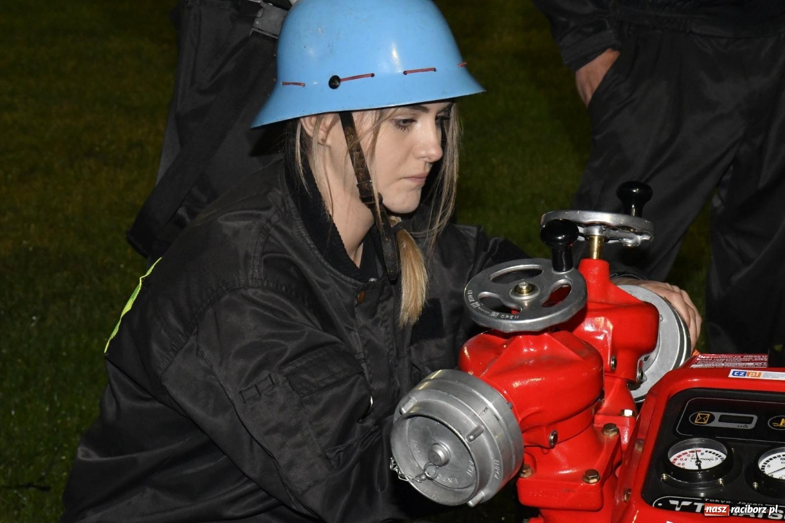 Zdjęcie w galerii na portalu naszraciborz.pl: Nocne strażackie show w Bolesławiu. Sztuczne ognie i rywalizacja w ćwiczeniu bojowym [FOTO i WIDEO] wiadomości z regionu