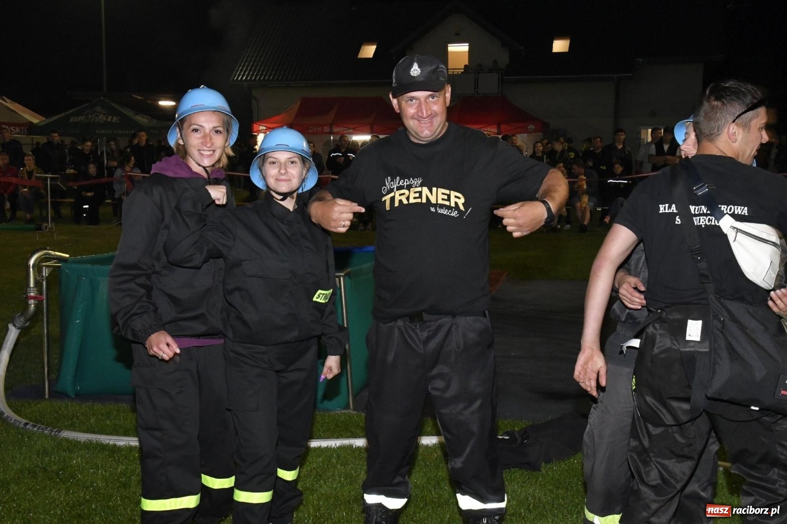 Zdjęcie w galerii na portalu naszraciborz.pl: Nocne strażackie show w Bolesławiu. Sztuczne ognie i rywalizacja w ćwiczeniu bojowym [FOTO i WIDEO] wiadomości z regionu