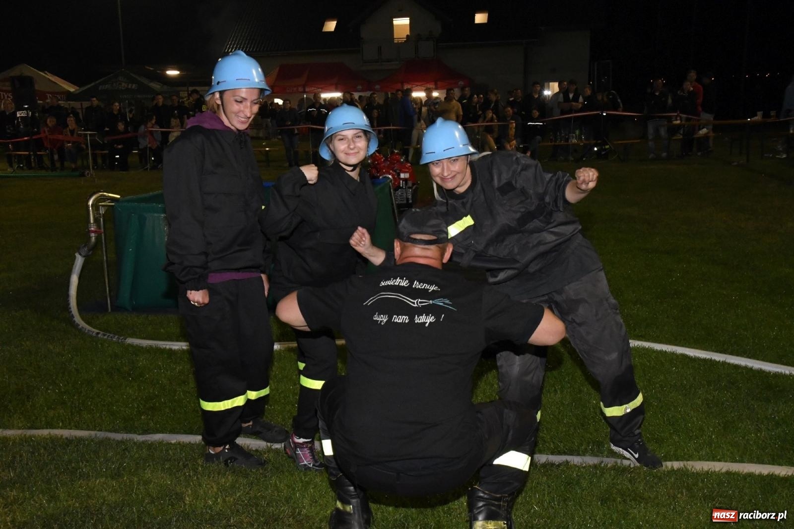 Zdjęcie w galerii na portalu naszraciborz.pl: Nocne strażackie show w Bolesławiu. Sztuczne ognie i rywalizacja w ćwiczeniu bojowym [FOTO i WIDEO] wiadomości z regionu