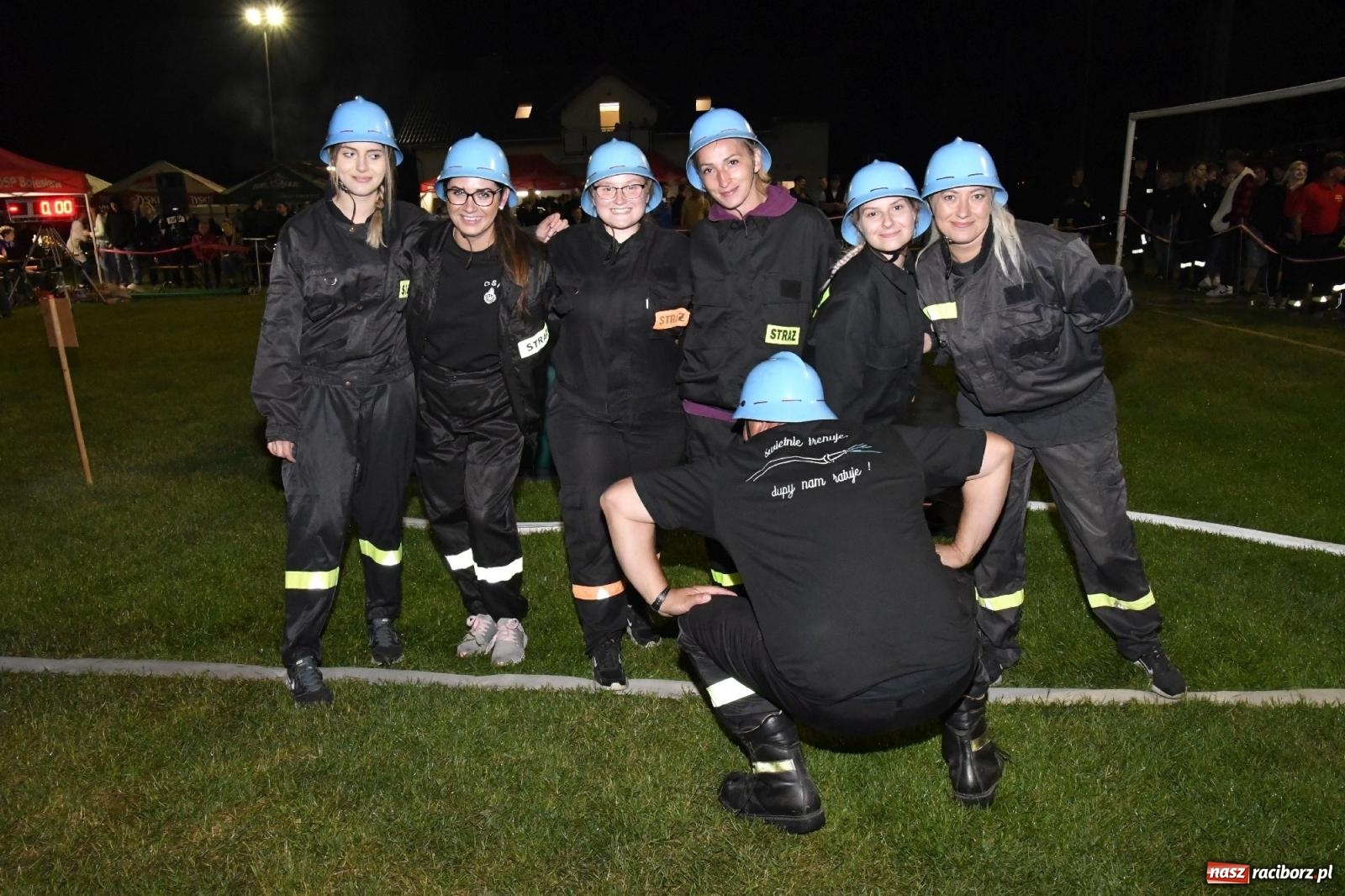 Zdjęcie w galerii na portalu naszraciborz.pl: Nocne strażackie show w Bolesławiu. Sztuczne ognie i rywalizacja w ćwiczeniu bojowym [FOTO i WIDEO] wiadomości z regionu