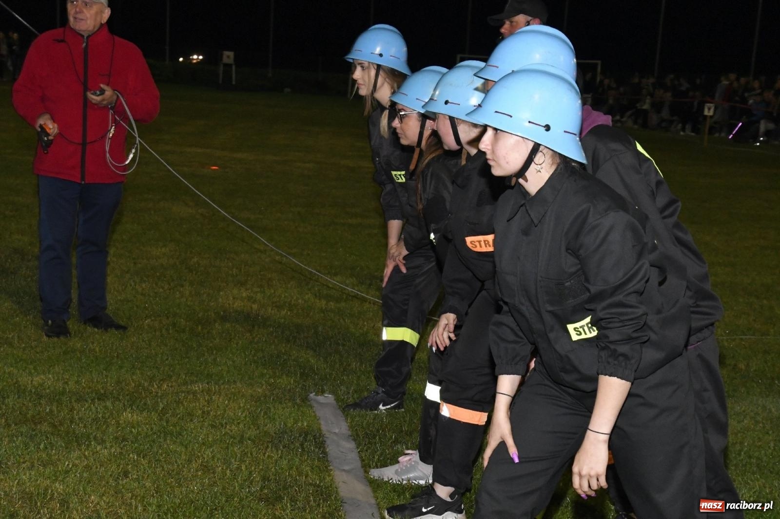 Zdjęcie w galerii na portalu naszraciborz.pl: Nocne strażackie show w Bolesławiu. Sztuczne ognie i rywalizacja w ćwiczeniu bojowym [FOTO i WIDEO] wiadomości z regionu
