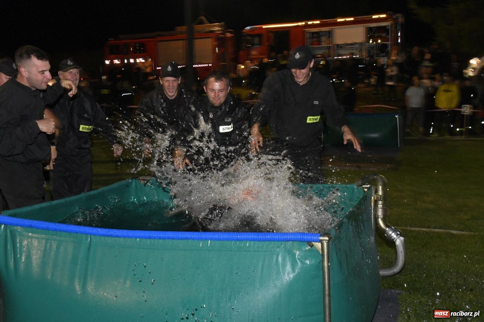 Zdjęcie w galerii na portalu naszraciborz.pl: Nocne strażackie show w Bolesławiu. Sztuczne ognie i rywalizacja w ćwiczeniu bojowym [FOTO i WIDEO] wiadomości z regionu