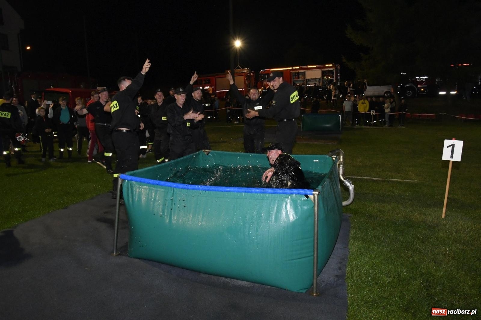 Zdjęcie w galerii na portalu naszraciborz.pl: Nocne strażackie show w Bolesławiu. Sztuczne ognie i rywalizacja w ćwiczeniu bojowym [FOTO i WIDEO] wiadomości z regionu