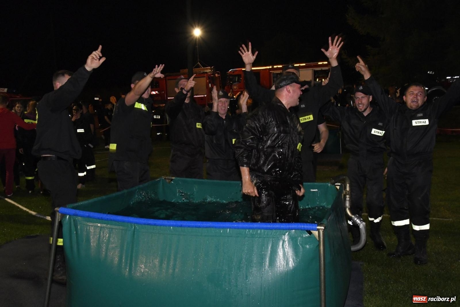Zdjęcie w galerii na portalu naszraciborz.pl: Nocne strażackie show w Bolesławiu. Sztuczne ognie i rywalizacja w ćwiczeniu bojowym [FOTO i WIDEO] wiadomości z regionu
