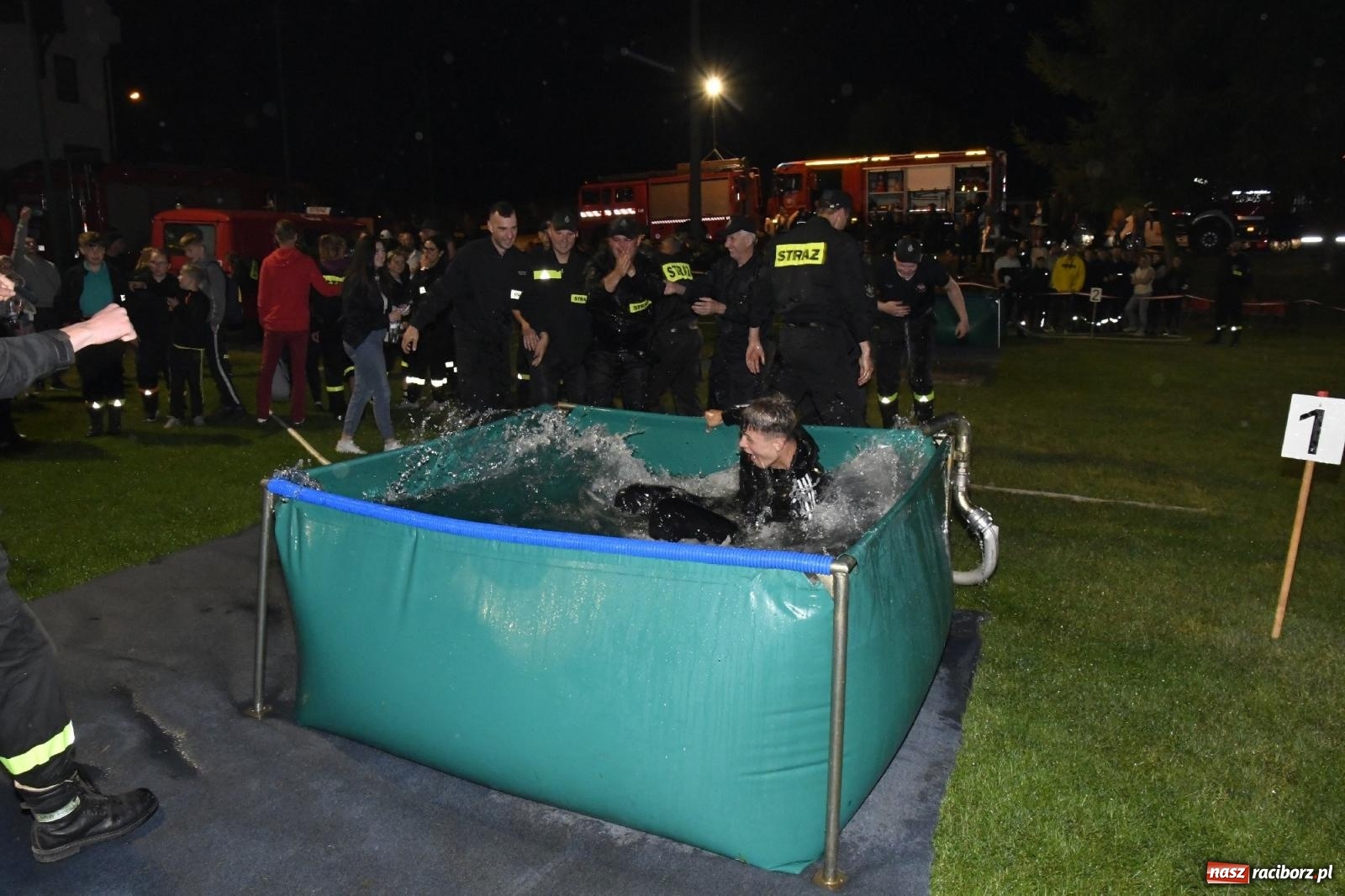 Zdjęcie w galerii na portalu naszraciborz.pl: Nocne strażackie show w Bolesławiu. Sztuczne ognie i rywalizacja w ćwiczeniu bojowym [FOTO i WIDEO] wiadomości z regionu