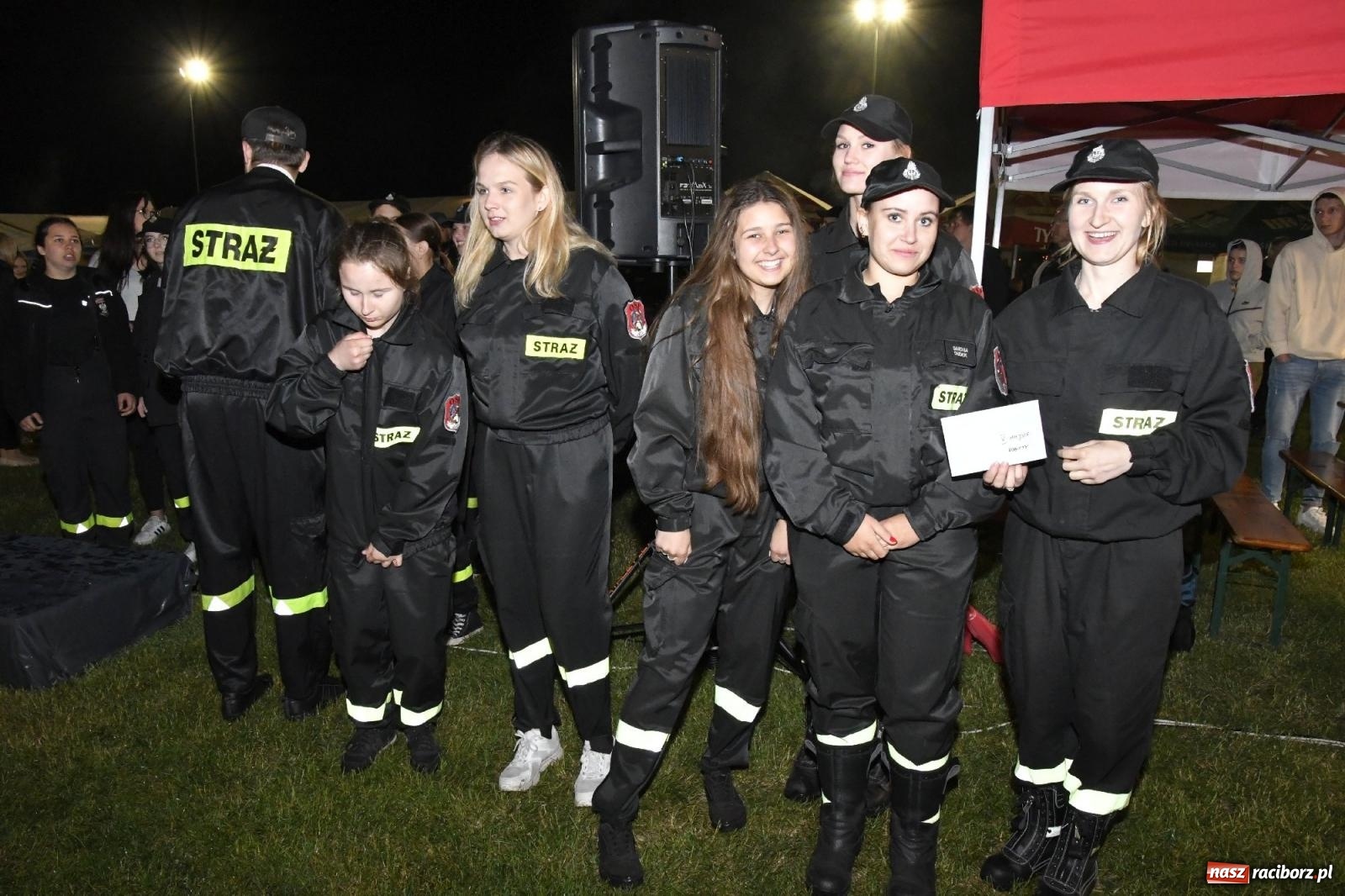 Zdjęcie w galerii na portalu naszraciborz.pl: Nocne strażackie show w Bolesławiu. Sztuczne ognie i rywalizacja w ćwiczeniu bojowym [FOTO i WIDEO] wiadomości z regionu