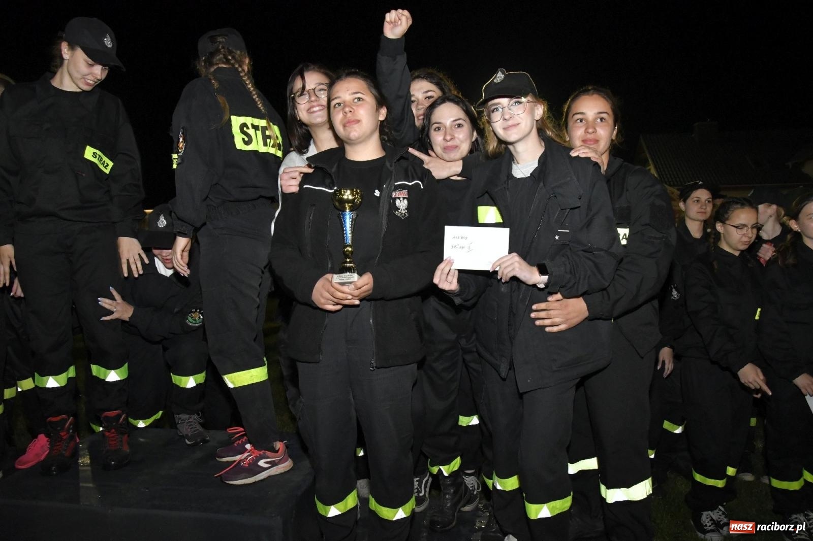 Zdjęcie w galerii na portalu naszraciborz.pl: Nocne strażackie show w Bolesławiu. Sztuczne ognie i rywalizacja w ćwiczeniu bojowym [FOTO i WIDEO] wiadomości z regionu