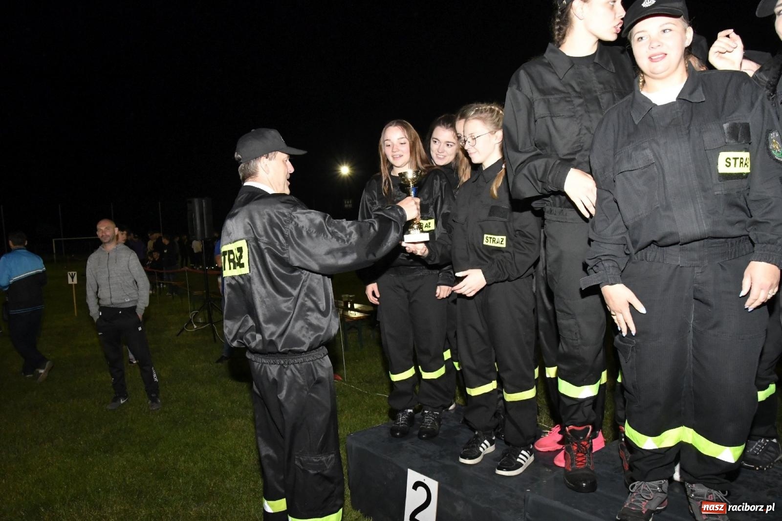 Zdjęcie w galerii na portalu naszraciborz.pl: Nocne strażackie show w Bolesławiu. Sztuczne ognie i rywalizacja w ćwiczeniu bojowym [FOTO i WIDEO] wiadomości z regionu