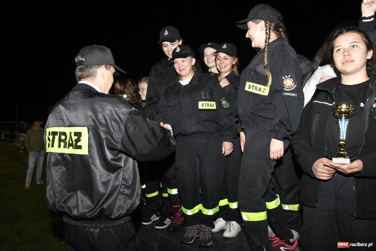 Zdjęcie w galerii na portalu naszraciborz.pl: Nocne strażackie show w Bolesławiu. Sztuczne ognie i rywalizacja w ćwiczeniu bojowym [FOTO i WIDEO] wiadomości z regionu