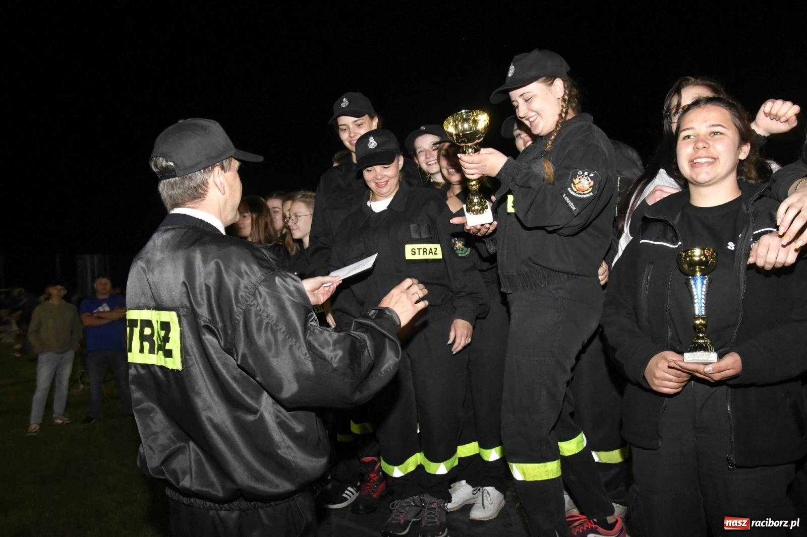 Zdjęcie w galerii na portalu naszraciborz.pl: Nocne strażackie show w Bolesławiu. Sztuczne ognie i rywalizacja w ćwiczeniu bojowym [FOTO i WIDEO] wiadomości z regionu