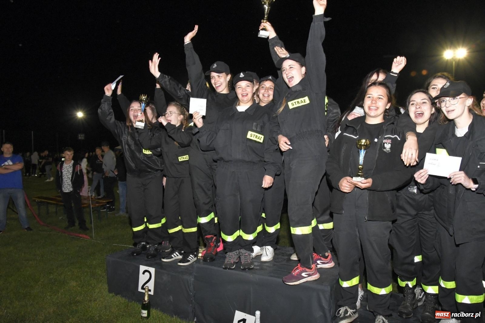 Zdjęcie w galerii na portalu naszraciborz.pl: Nocne strażackie show w Bolesławiu. Sztuczne ognie i rywalizacja w ćwiczeniu bojowym [FOTO i WIDEO] wiadomości z regionu