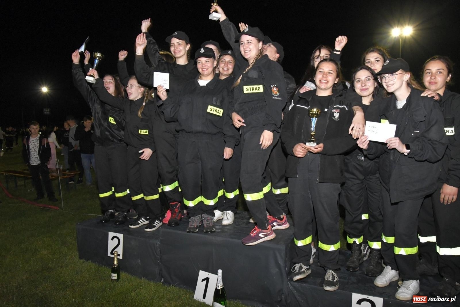 Zdjęcie w galerii na portalu naszraciborz.pl: Nocne strażackie show w Bolesławiu. Sztuczne ognie i rywalizacja w ćwiczeniu bojowym [FOTO i WIDEO] wiadomości z regionu