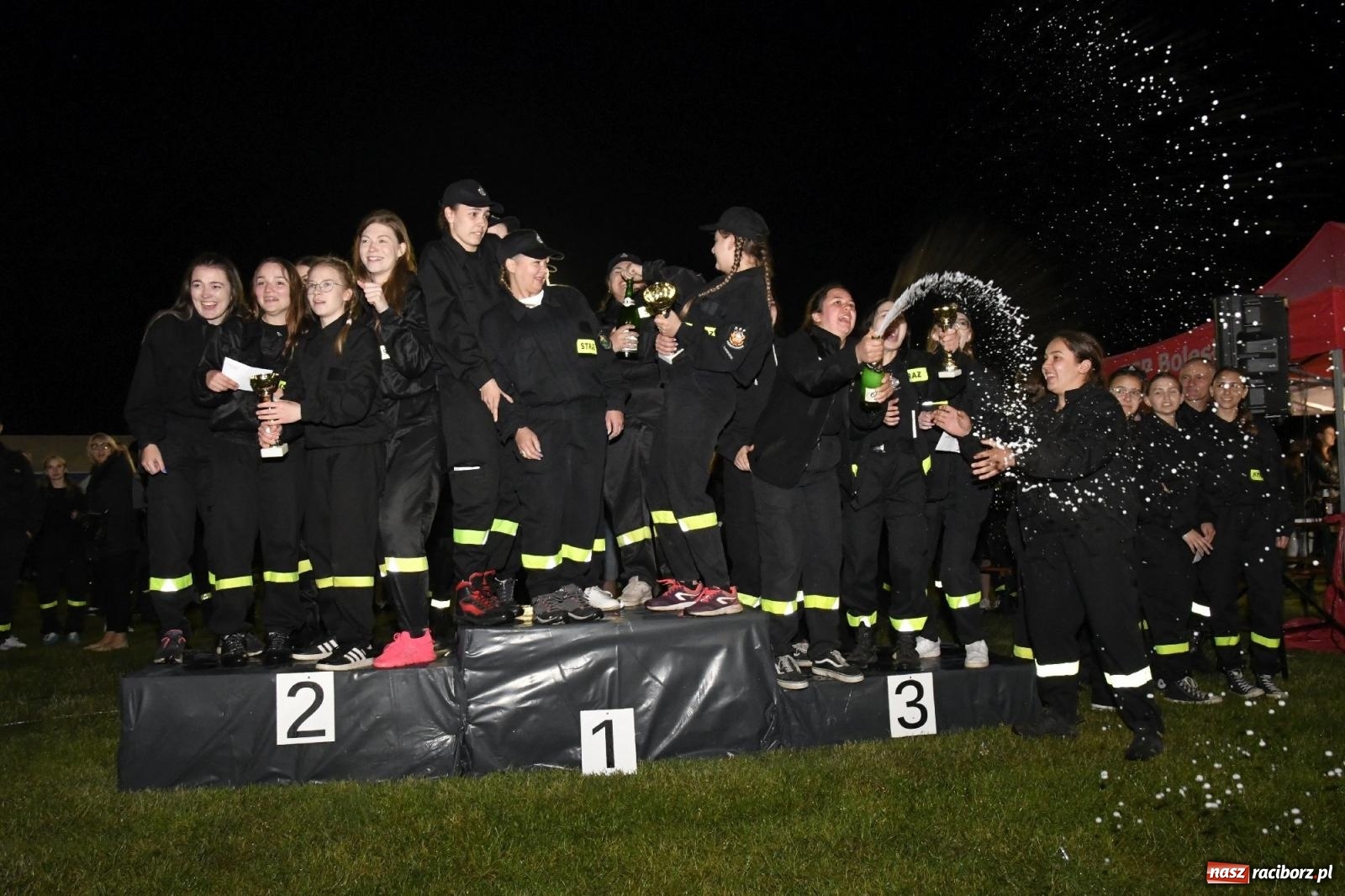Zdjęcie w galerii na portalu naszraciborz.pl: Nocne strażackie show w Bolesławiu. Sztuczne ognie i rywalizacja w ćwiczeniu bojowym [FOTO i WIDEO] wiadomości z regionu