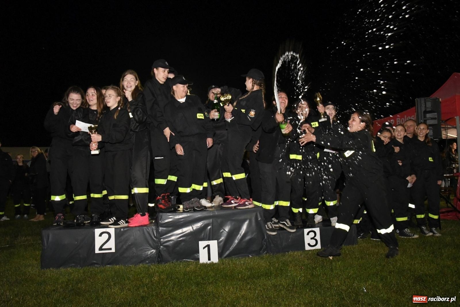 Zdjęcie w galerii na portalu naszraciborz.pl: Nocne strażackie show w Bolesławiu. Sztuczne ognie i rywalizacja w ćwiczeniu bojowym [FOTO i WIDEO] wiadomości z regionu
