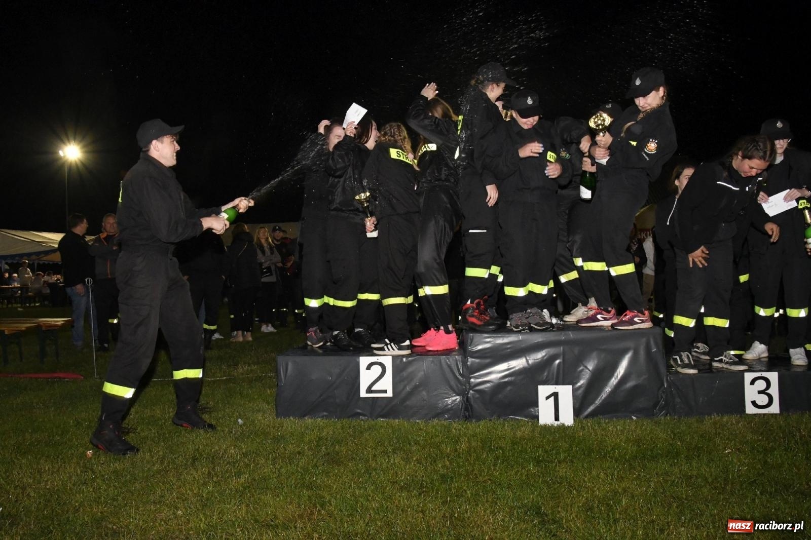 Zdjęcie w galerii na portalu naszraciborz.pl: Nocne strażackie show w Bolesławiu. Sztuczne ognie i rywalizacja w ćwiczeniu bojowym [FOTO i WIDEO] wiadomości z regionu
