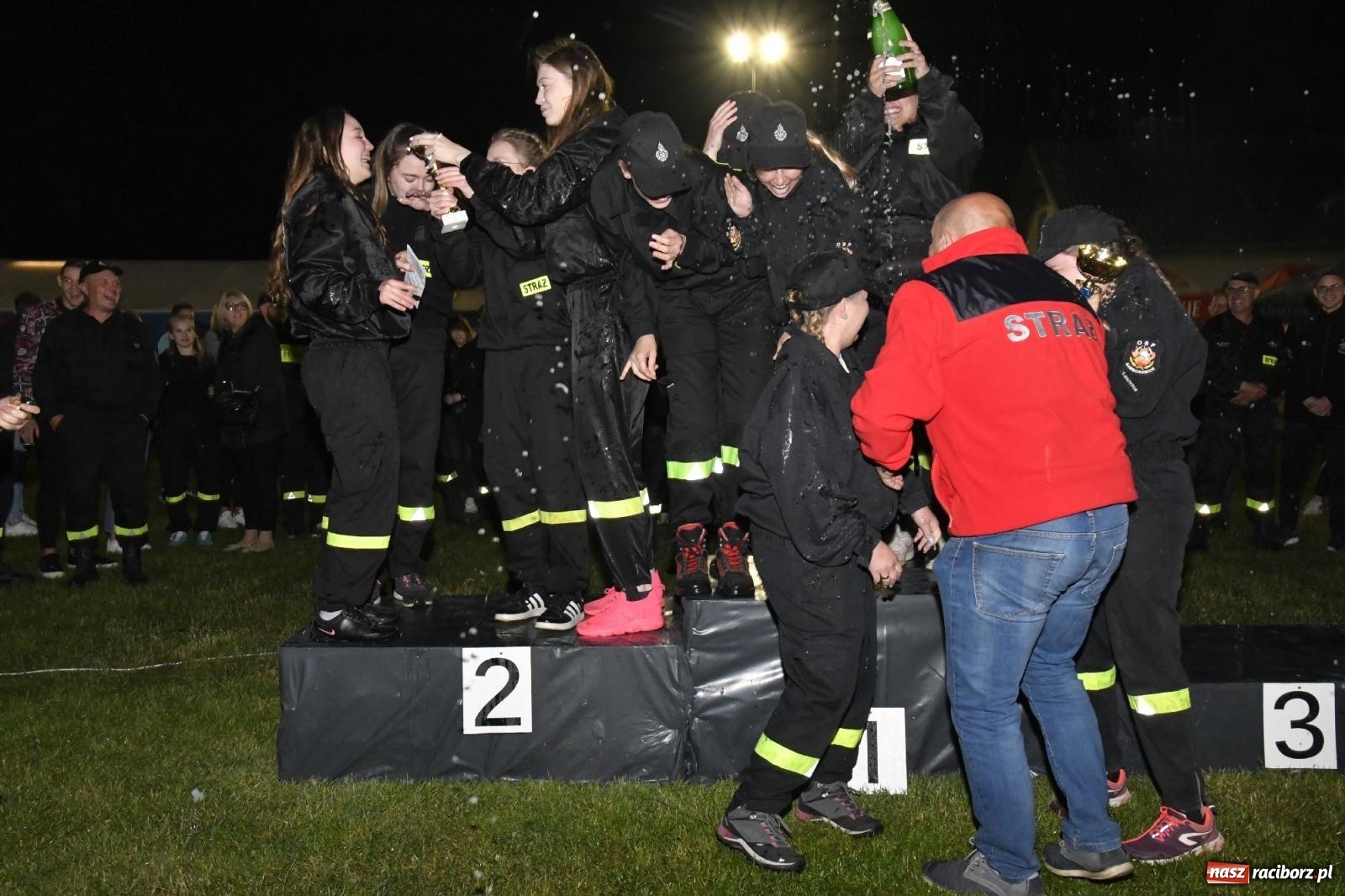Zdjęcie w galerii na portalu naszraciborz.pl: Nocne strażackie show w Bolesławiu. Sztuczne ognie i rywalizacja w ćwiczeniu bojowym [FOTO i WIDEO] wiadomości z regionu
