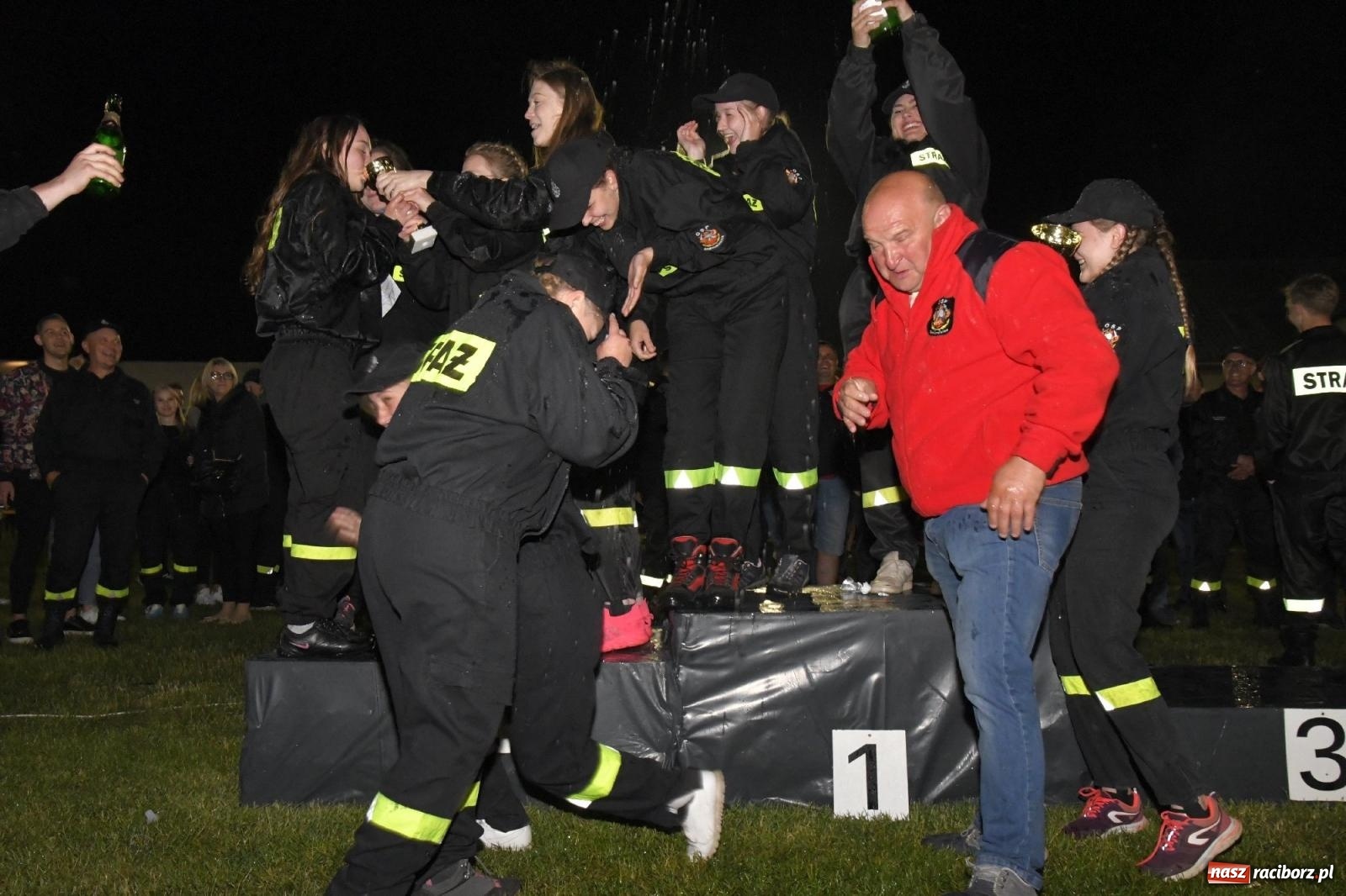Zdjęcie w galerii na portalu naszraciborz.pl: Nocne strażackie show w Bolesławiu. Sztuczne ognie i rywalizacja w ćwiczeniu bojowym [FOTO i WIDEO] wiadomości z regionu