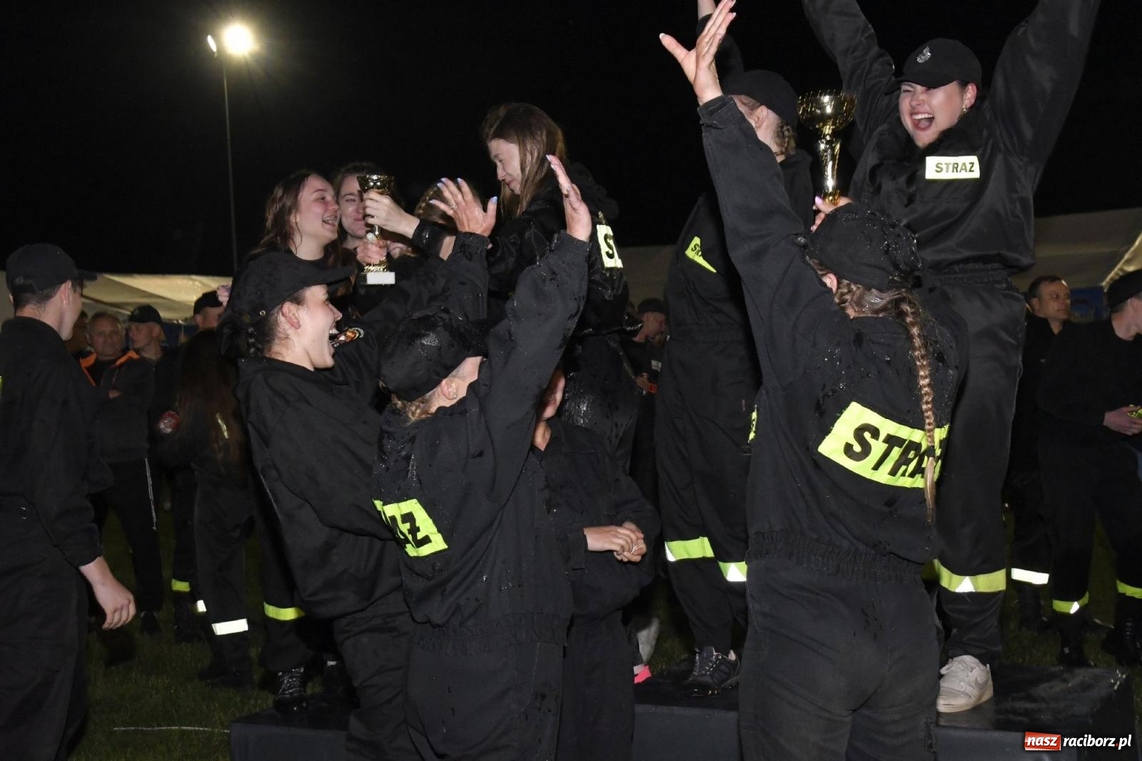 Zdjęcie w galerii na portalu naszraciborz.pl: Nocne strażackie show w Bolesławiu. Sztuczne ognie i rywalizacja w ćwiczeniu bojowym [FOTO i WIDEO] wiadomości z regionu